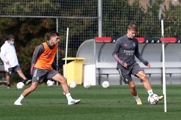 El salmantino David Mellado junto a Martin Odegaard.