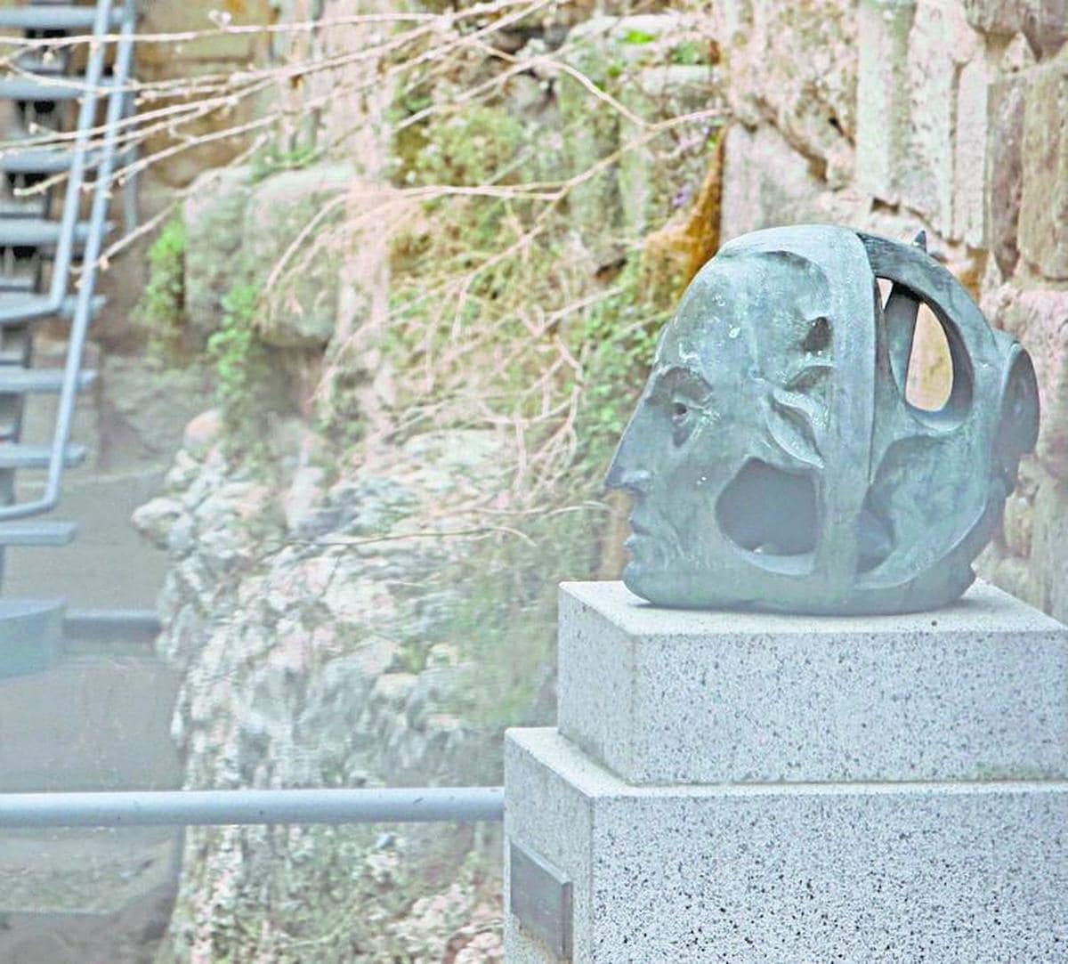 Escultura de Torres Villarroel, de Casillas, junto a la Cueva de Salamanca.
