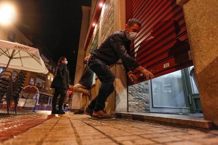 Un hostelero cierra la trapa de su negocio en Salamanca.