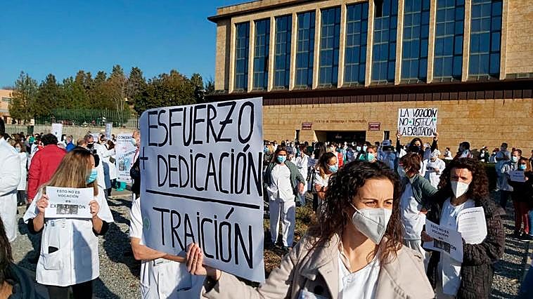Medio millar de sanitarios protestan ante el Hospital de Salamanca y exigen a la Junta la retirada del decreto