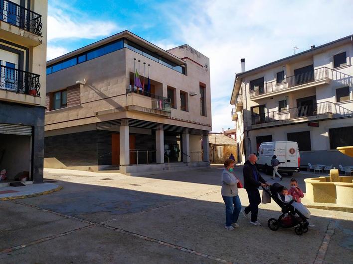 Imagen de la Plaza Mayor de Cespedosa de Tormes con el Ayuntamiento al fondo.