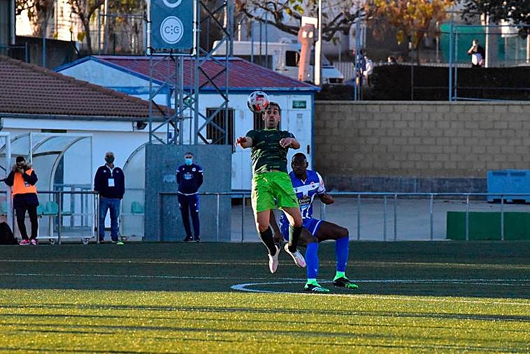 Pino controla el balón delante de Mujaid.