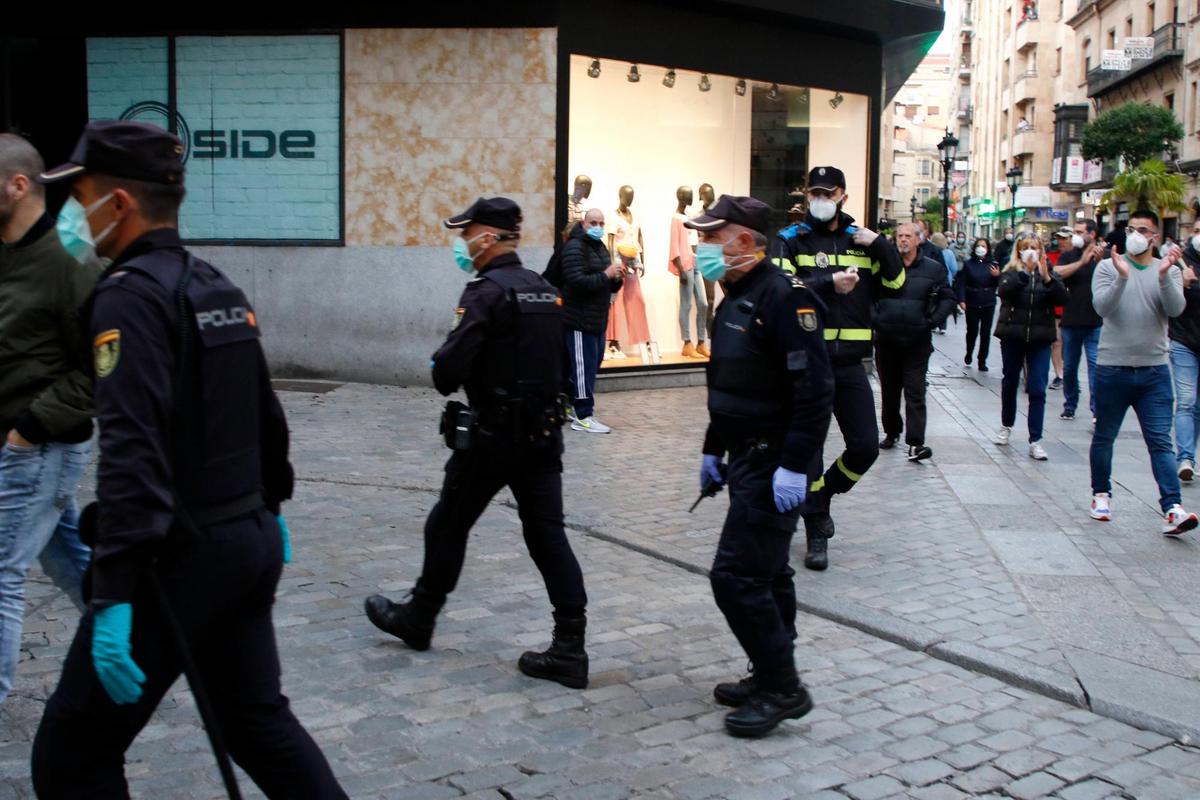 Agentes del Cuerpo Nacional de Policía patrullando por el centro de Salamanca