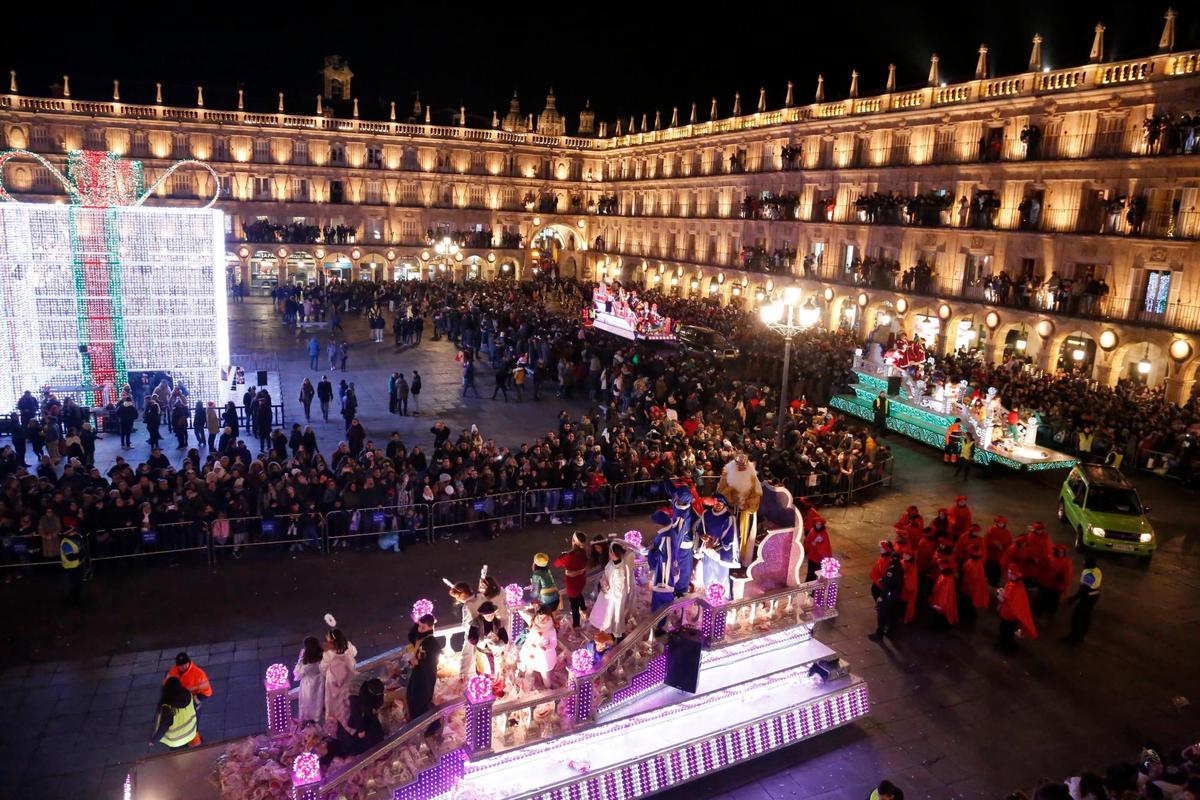 La Plaza Mayor abarrotada en la cabalgata.