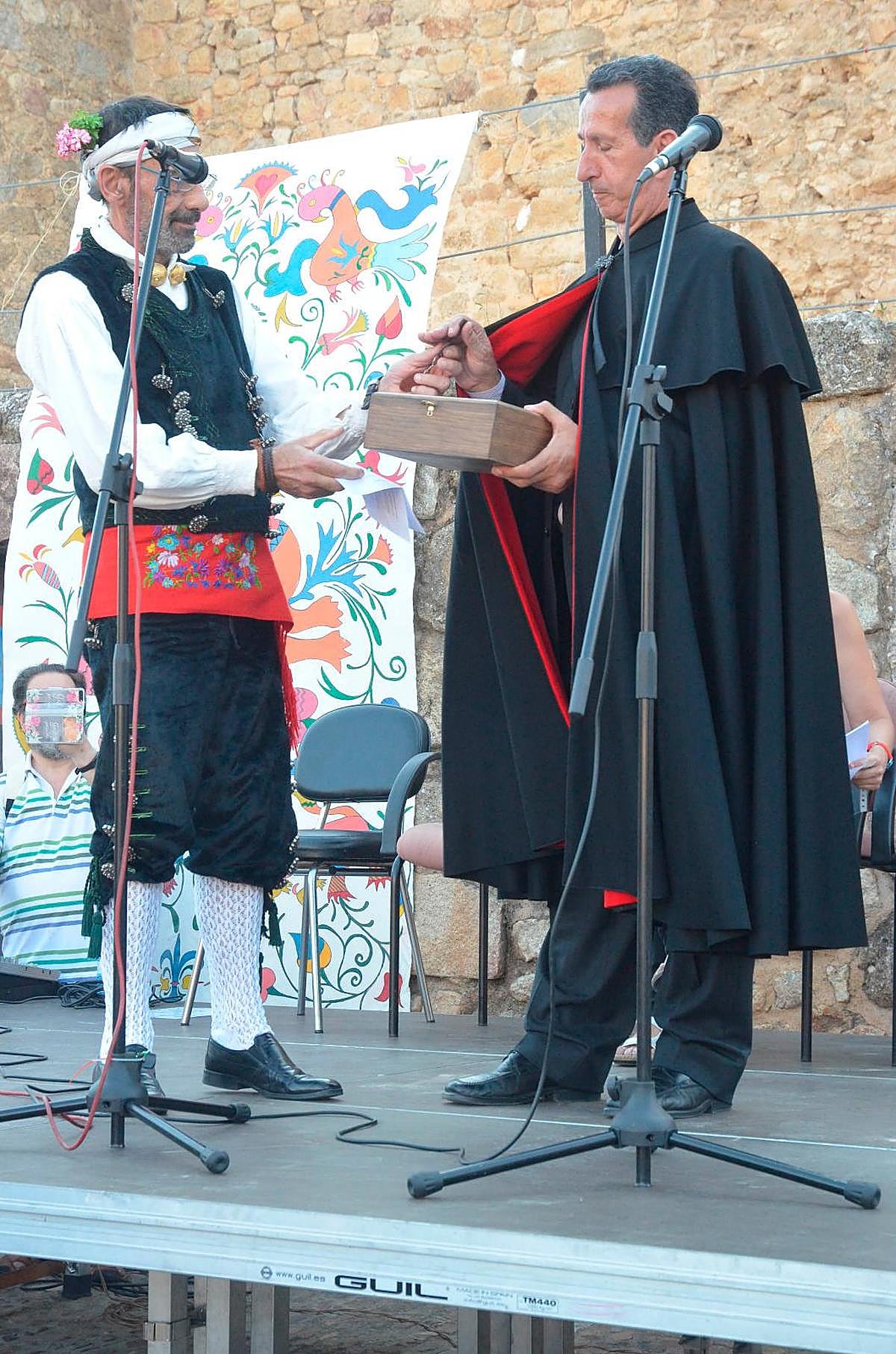 Juan Pablo Gutiérrez, derecha, durante una celebración en el pueblo.