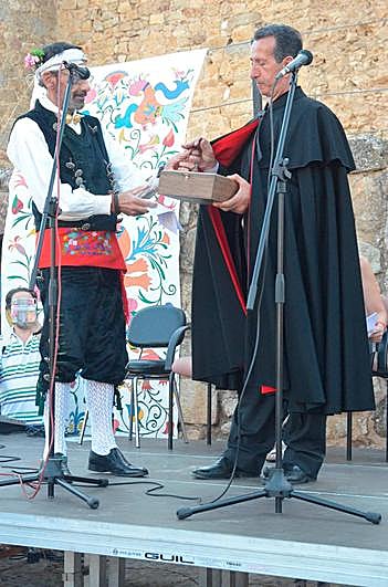 Juan Pablo Gutiérrez, derecha, durante una celebración en el pueblo.