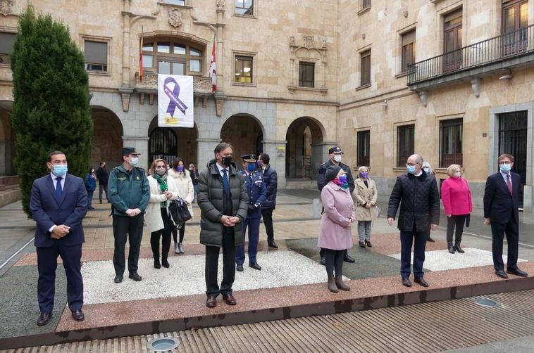 Autoridades políticas, militares, policiales, universitarias y judiciales en la concentración junto a la Subdelegación.