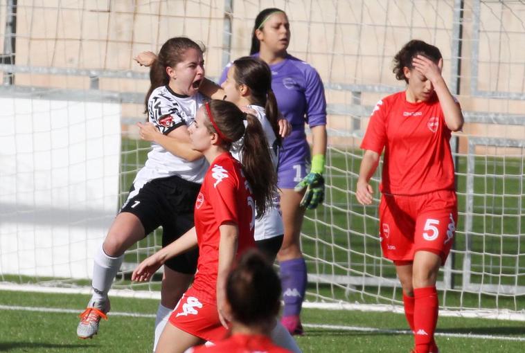 Luna, autora de dos tantos, después de marcar el primer gol.