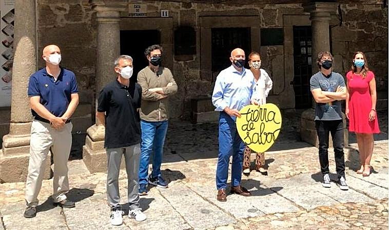 Junta y Ayuntamiento con el jurado de Masterchef en La Alberca.
