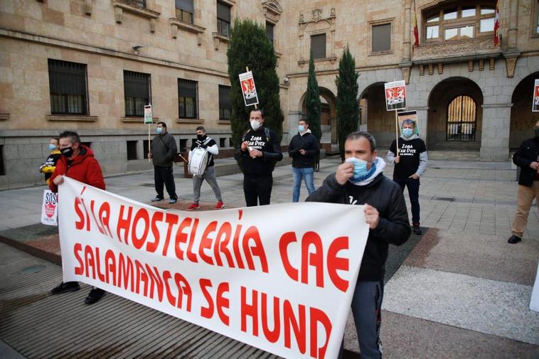 Hosteleros concentrados en la plaza de la Constitución de Salamanca