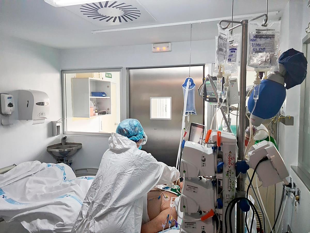 Un sanitario atienda a un paciente COVID en la UCI del Hospital de Salamanca.