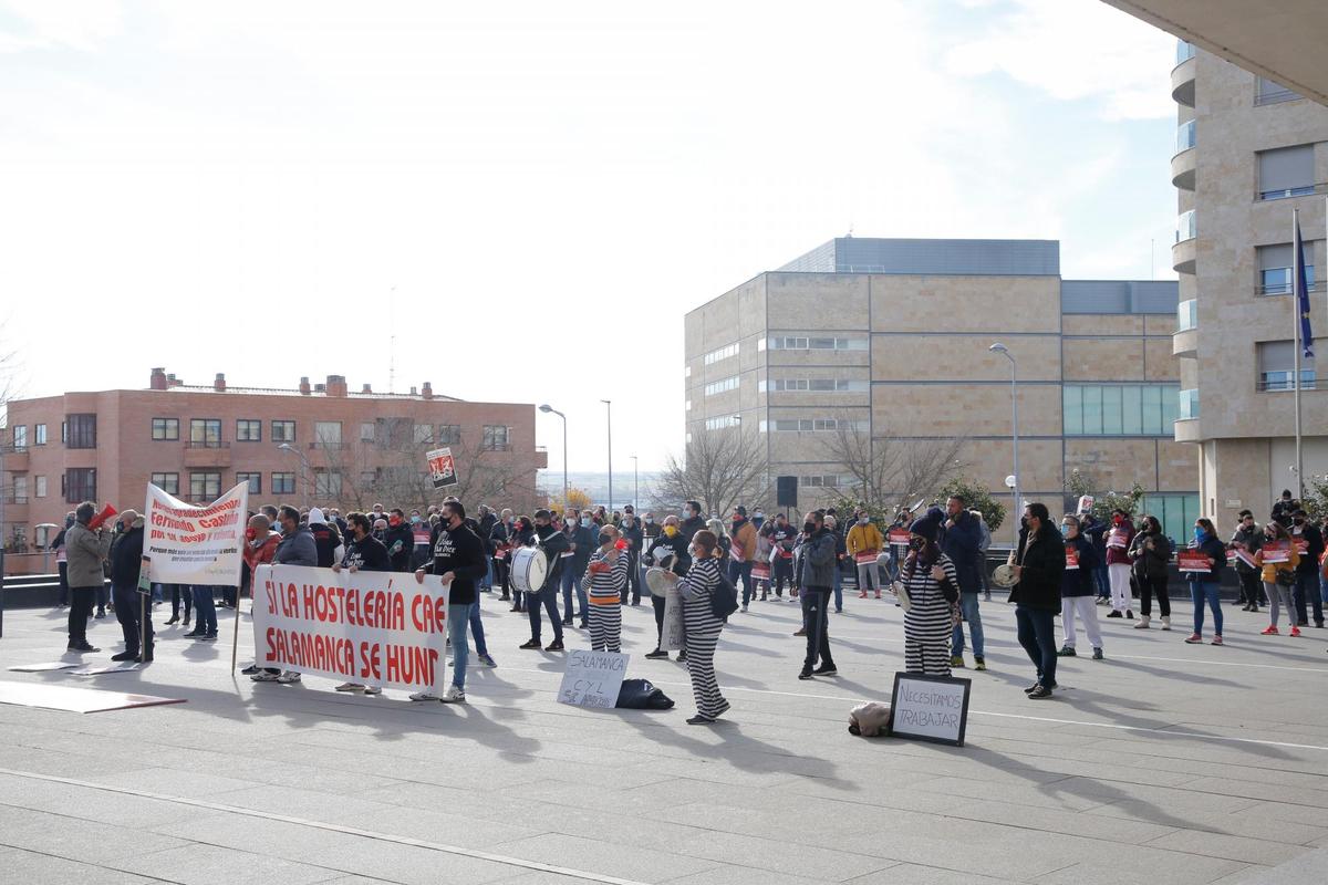 Concentración de los hosteleros salmantinos ante la Delegación de la Junta en Salamanca.