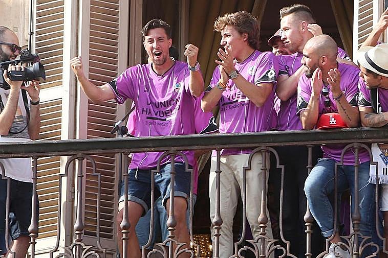 Coque celebrando el ascenso del Salamanca UDS a Segunda B.