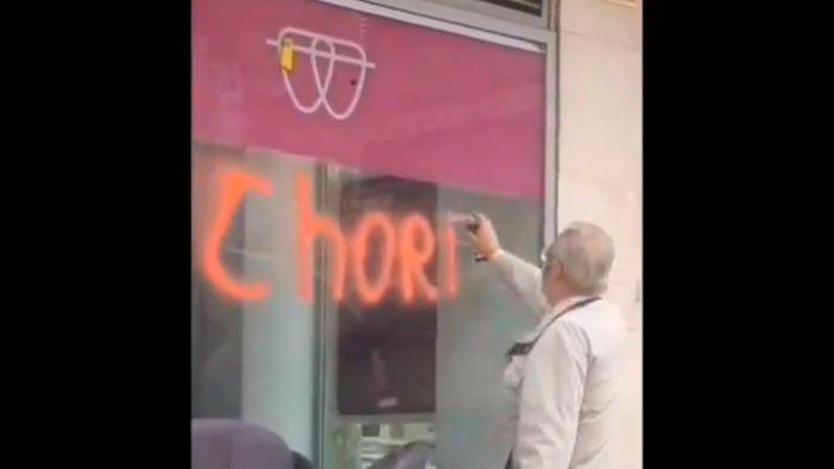 Captura de pantalla del abuelo haciendo el grafiti.