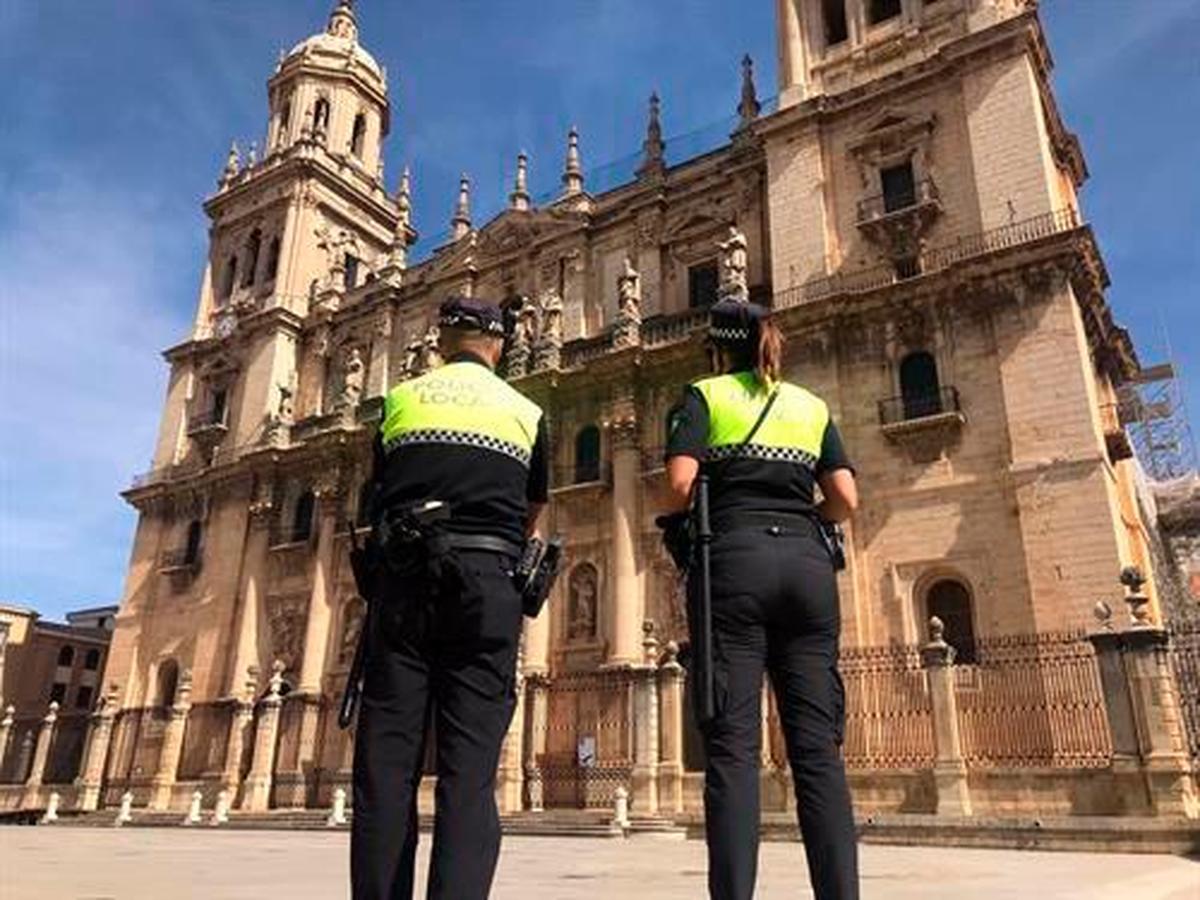 Agentes de la Policía Local de Jaén ante la Catedral.