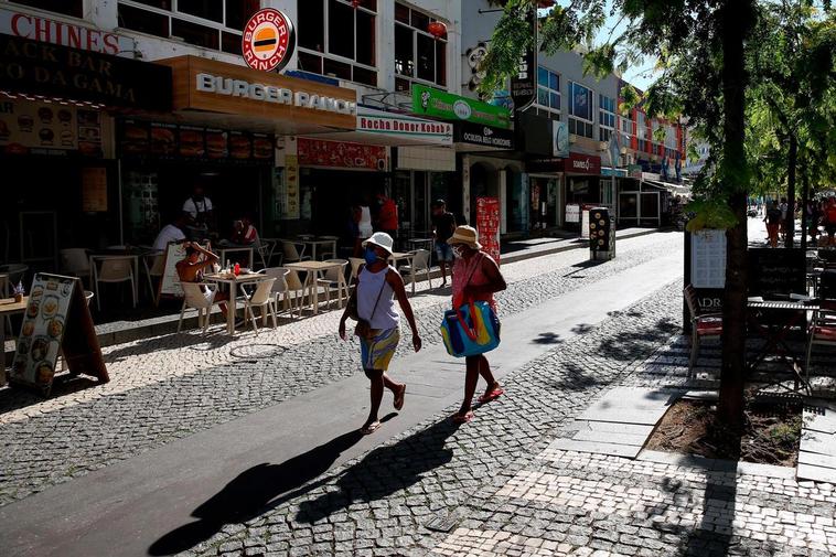 Turistas caminan por las calles de Portimao