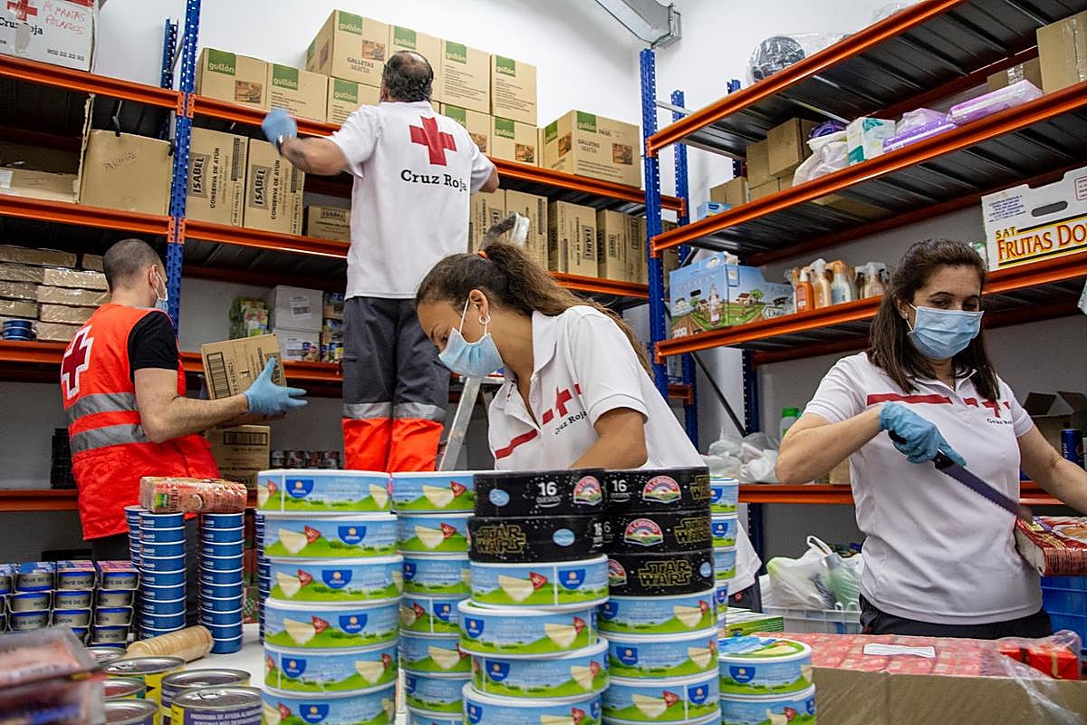 Voluntarios de Cruz Roja organizan y almacenan donaciones