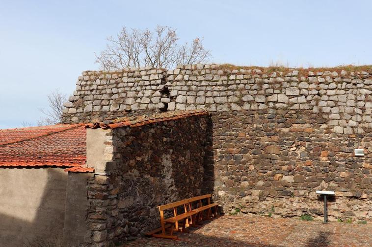 Tramo de muralla agrietado en la zona del rincón del poeta Manuel Díaz Luis, uno de los que mayor peligro de derrumbe corren