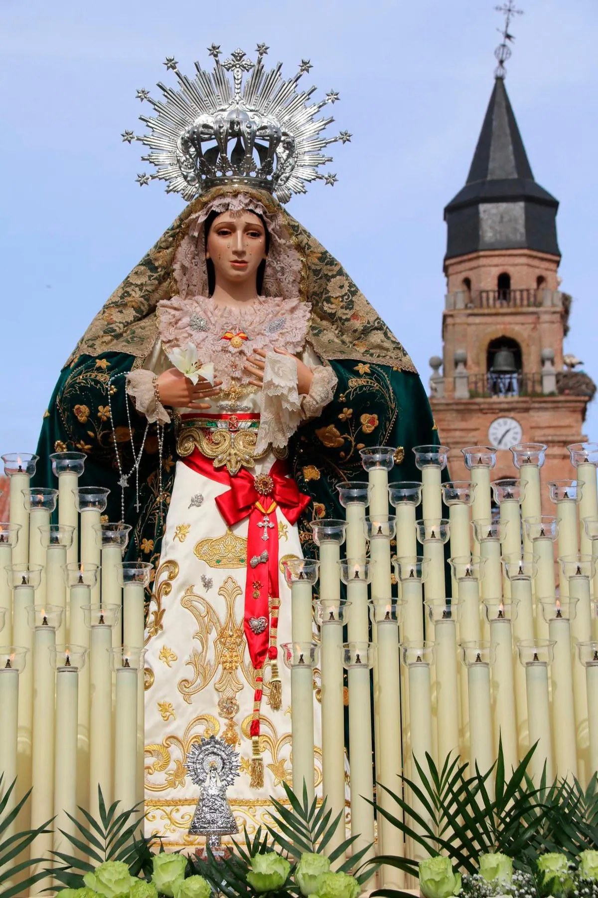 La Virgen de la Esperanza, en el desfile del 75 aniversario.