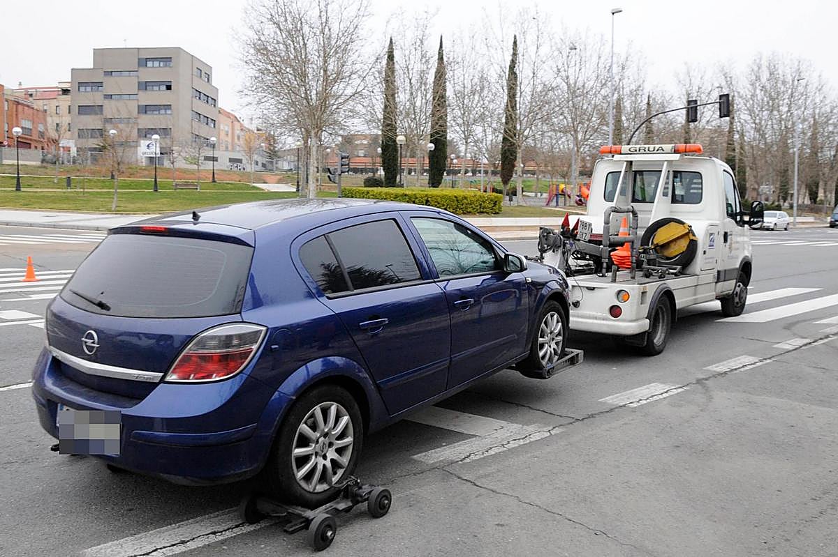 La grúa municipal se lleva un vehículo de la vía pública.