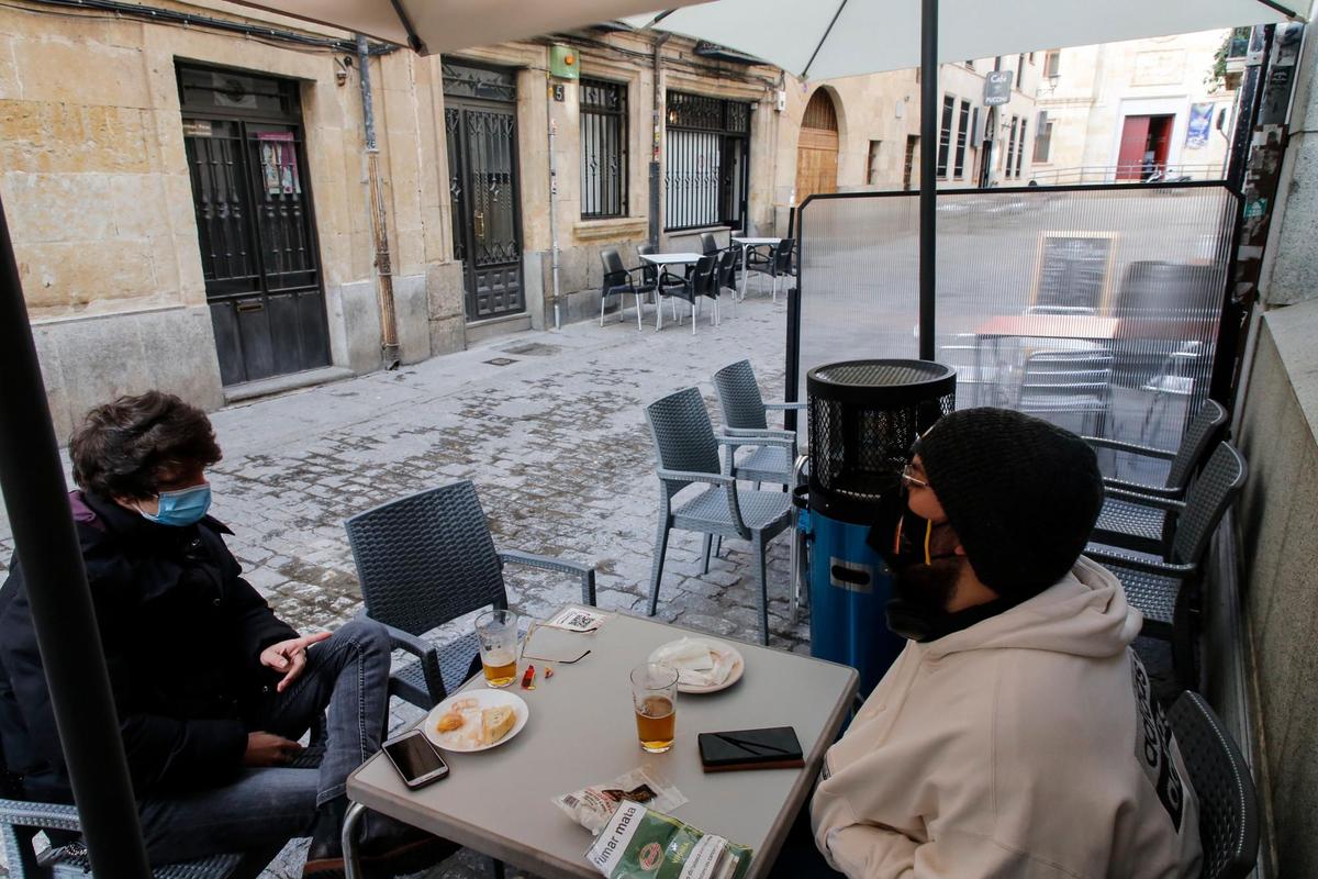 Dos clientes en la terraza de un bar salmantino.