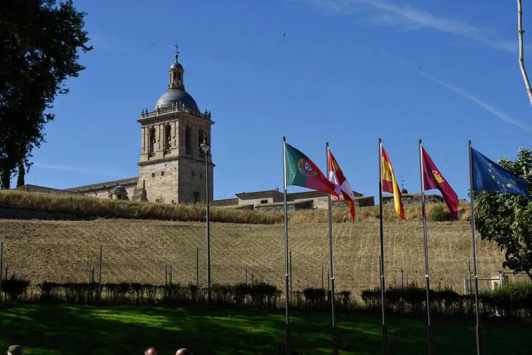 La Catedral de Santa María aparece tras la Muralla de Ciudad Rodrigo