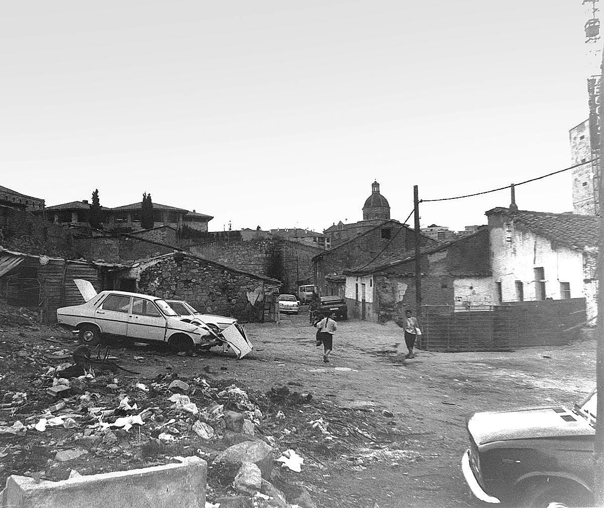 Barrio de San Vicente en los años 90 con escombreras y casas bajas en mal estado.