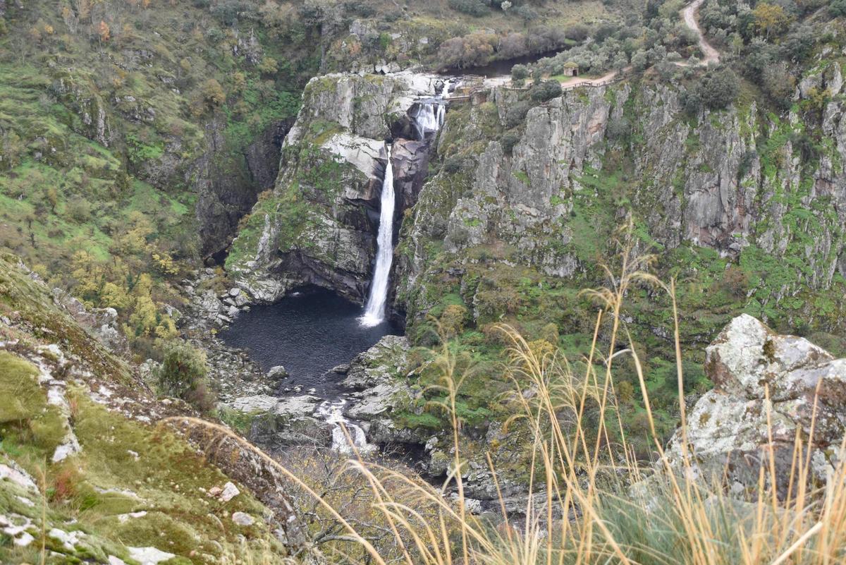 Imagen del Pozo de los Humos, en el río Uces, desde el lado de Pereña