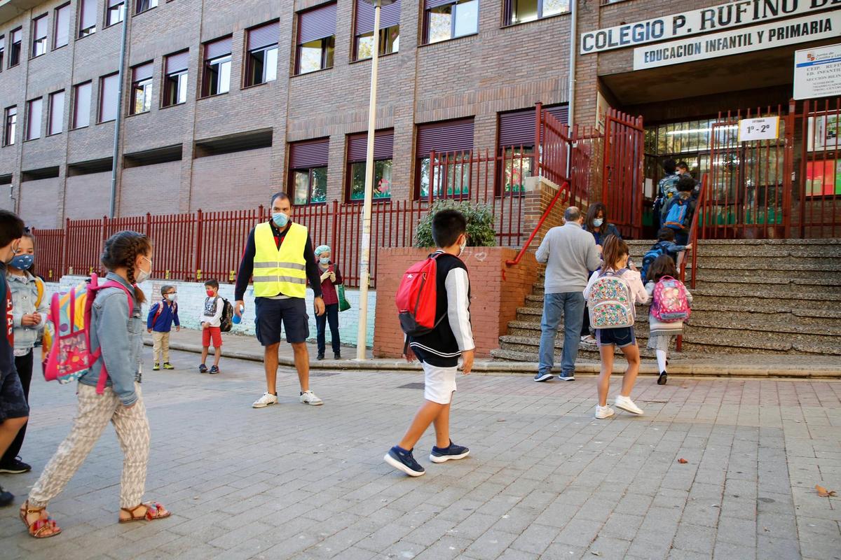 Niños accediendo a clase en el colegio Rufino Blanco.