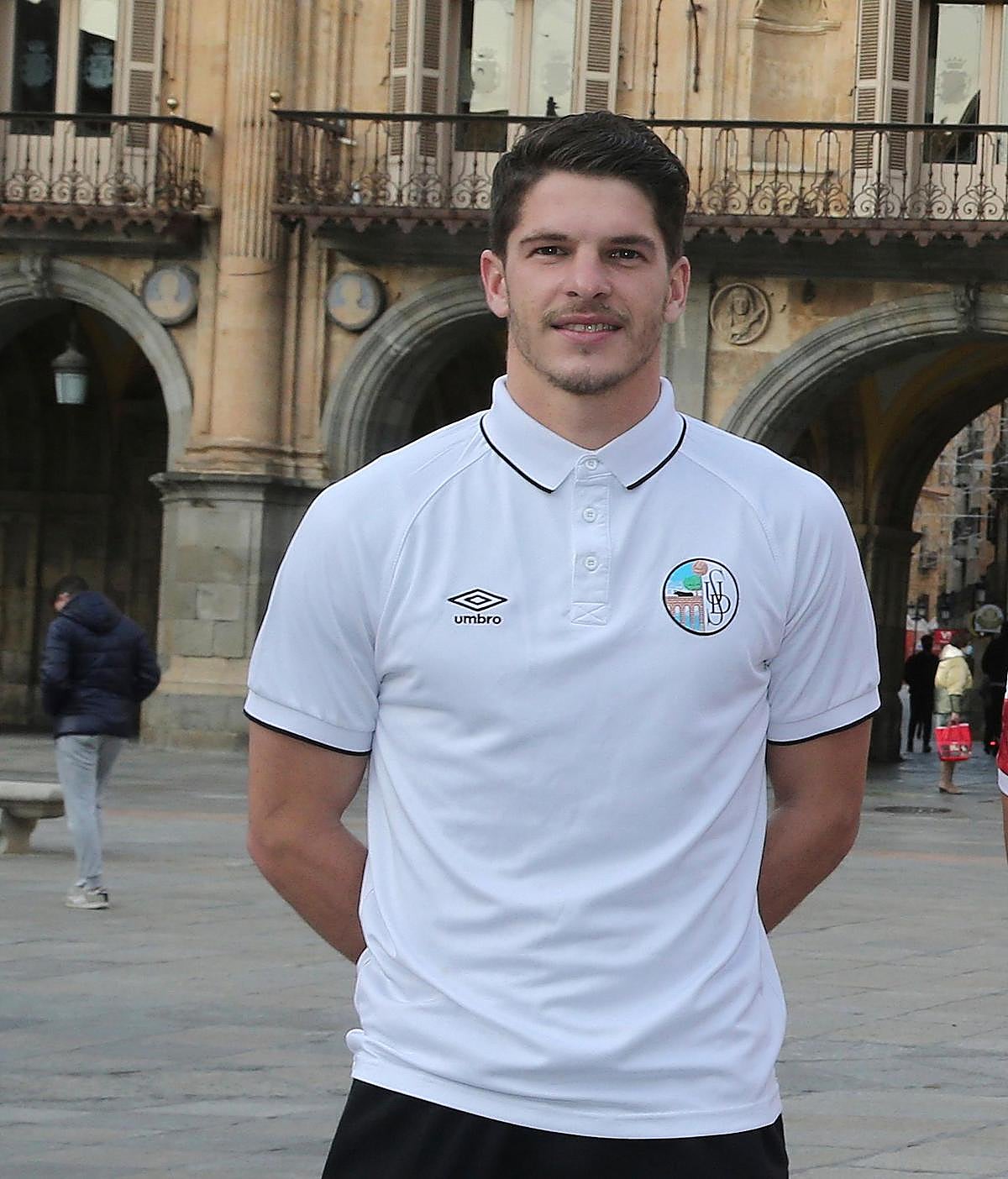 Amaro, con la ropa del club en la Plaza Mayor.