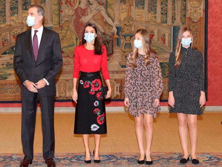 Los Reyes y sus hijas Leonor y Sofía han presidido la reunión del Patronato de la Fundación Princesa de Girona.