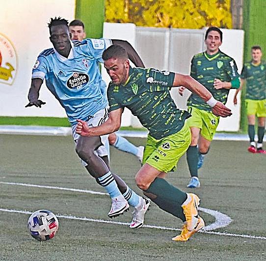 El delantero Lolo Plá en el choque contra Celta B