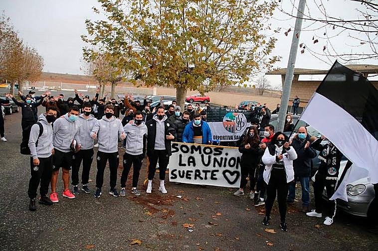 Aficionados desean suerte al Salamanca junto al Helmántico