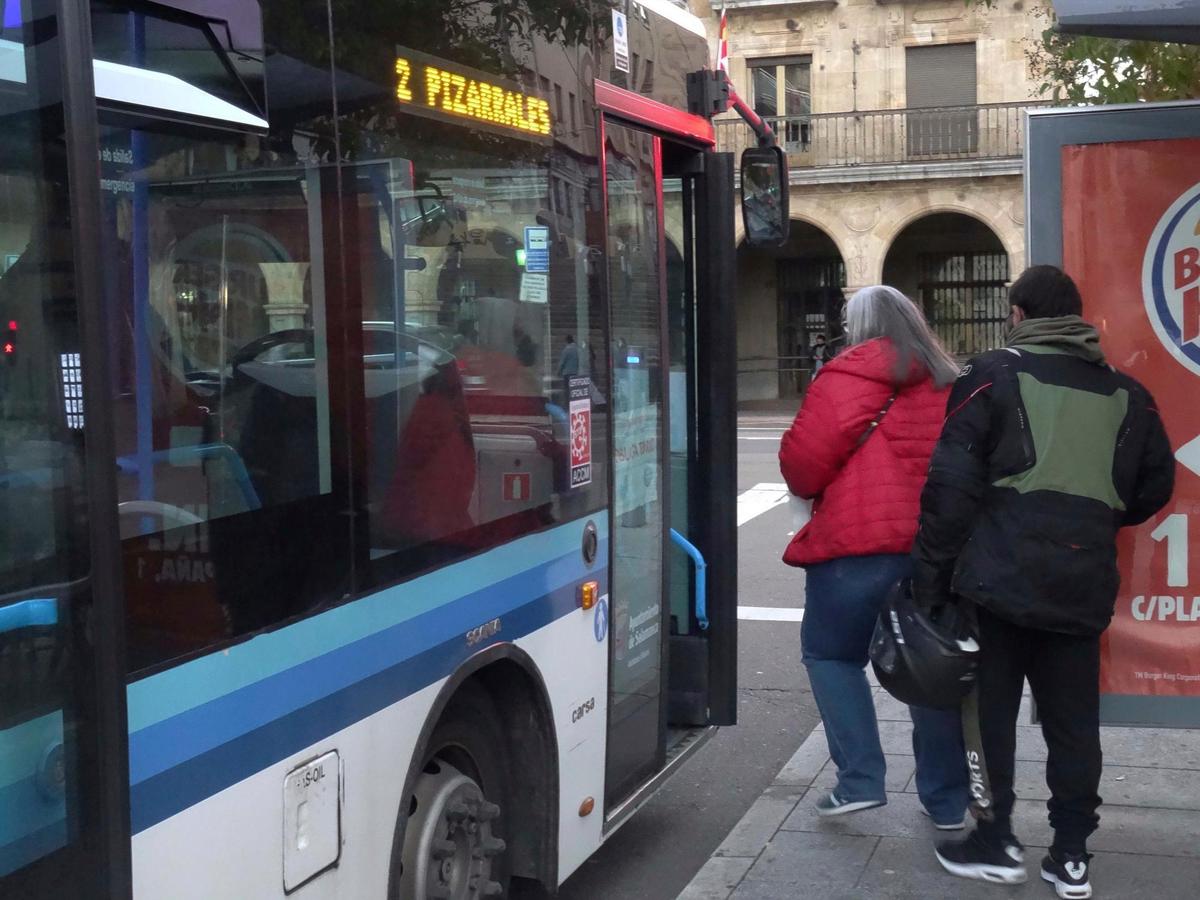 Viajeros subiendo al autobús urbano.