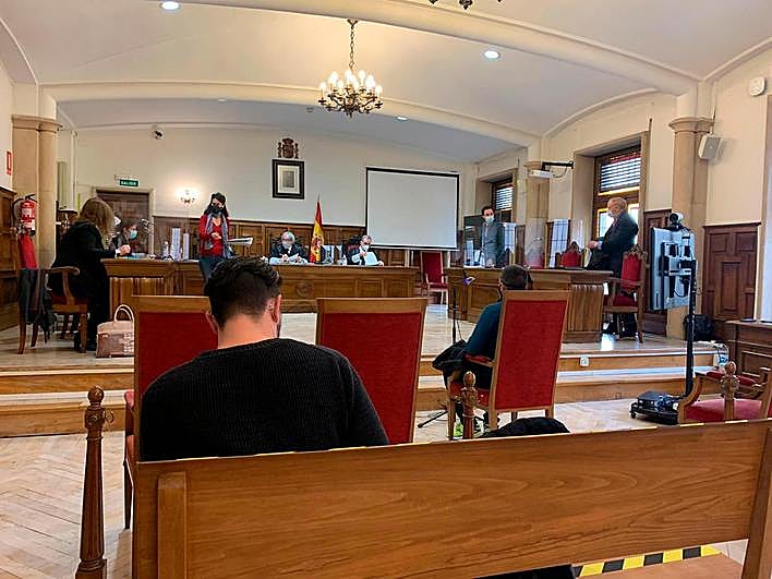 El acusado ante el tribunal, al inicio del juicio que acogió la Audiencia Provincial de Salamanca