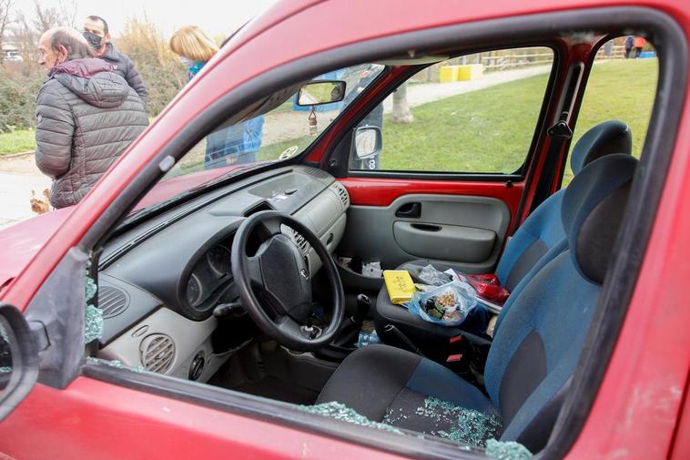 Uno de los coches en los que robaron en Tejares este fin de semana