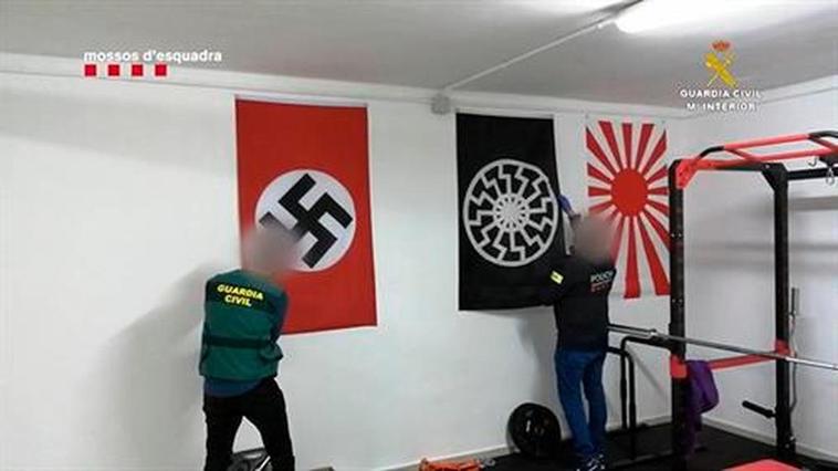 La policía desmantela una sala con simbología nazi