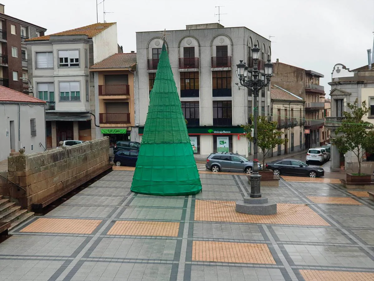 El gran árbol de la Plaza de España luce gracias a su conexión directa con la Casa Consistorial.