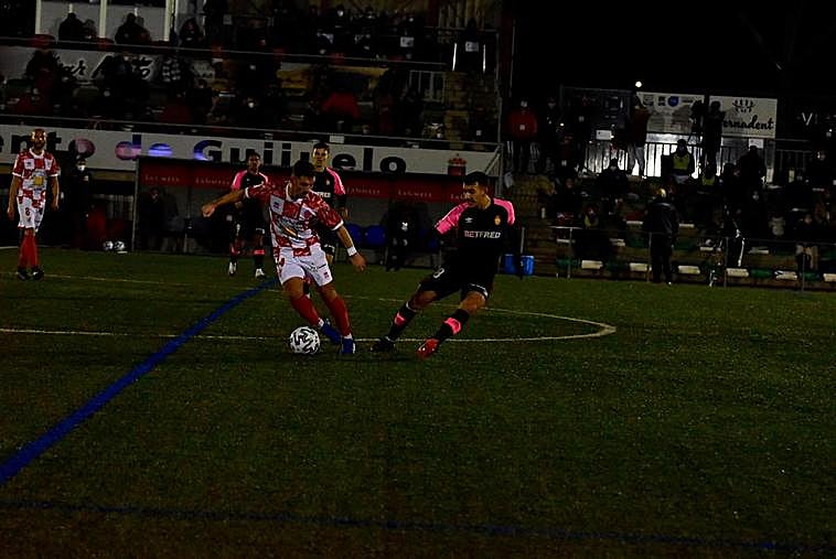 Deco controla el esférico ante un rival.