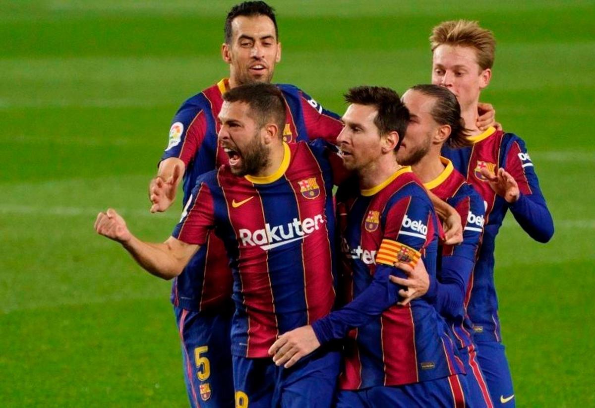 Los jugadores del Barça celebran el tanto de Jordi Alba.