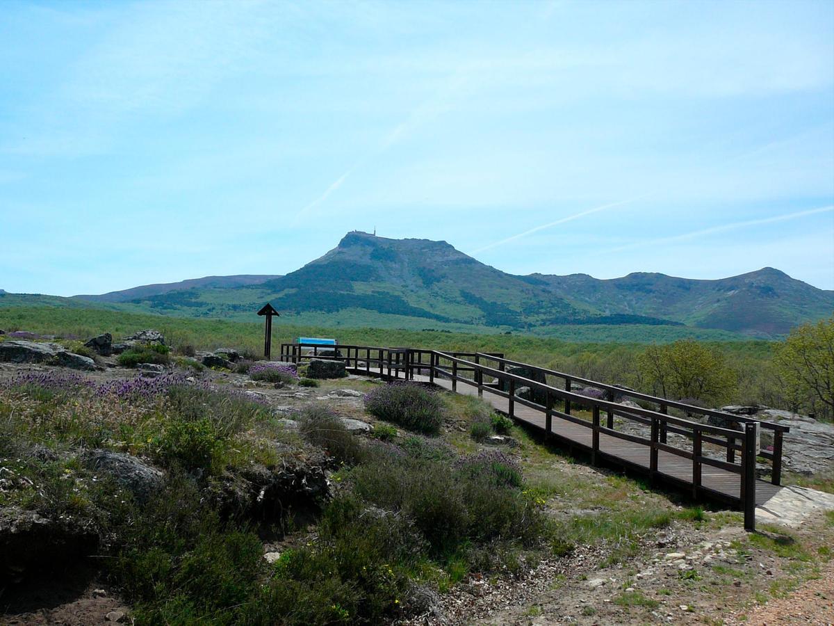 La Peña de Francia desde el mirador “El Bardal”, en la localidad de Nava de Francia.