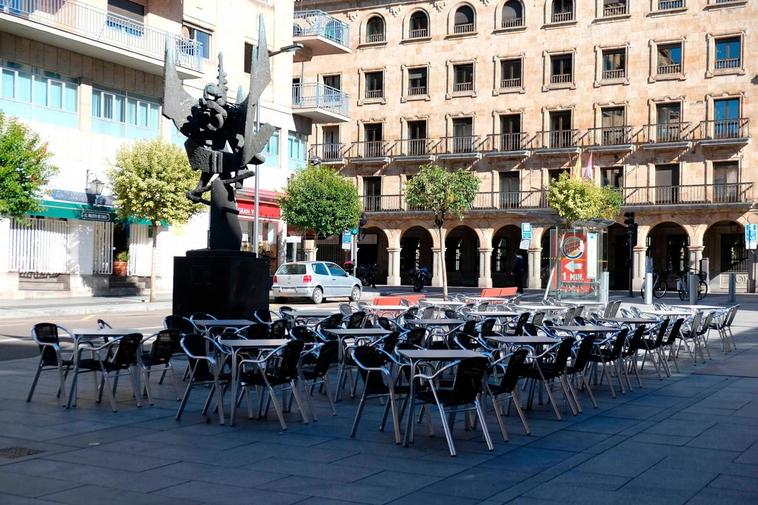 Terraza vacía de la plaza de San Julián.