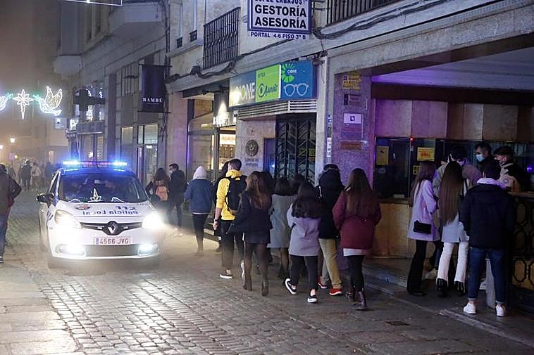 Un vehículo policial, en la noche de este jueves en la calle Prior.