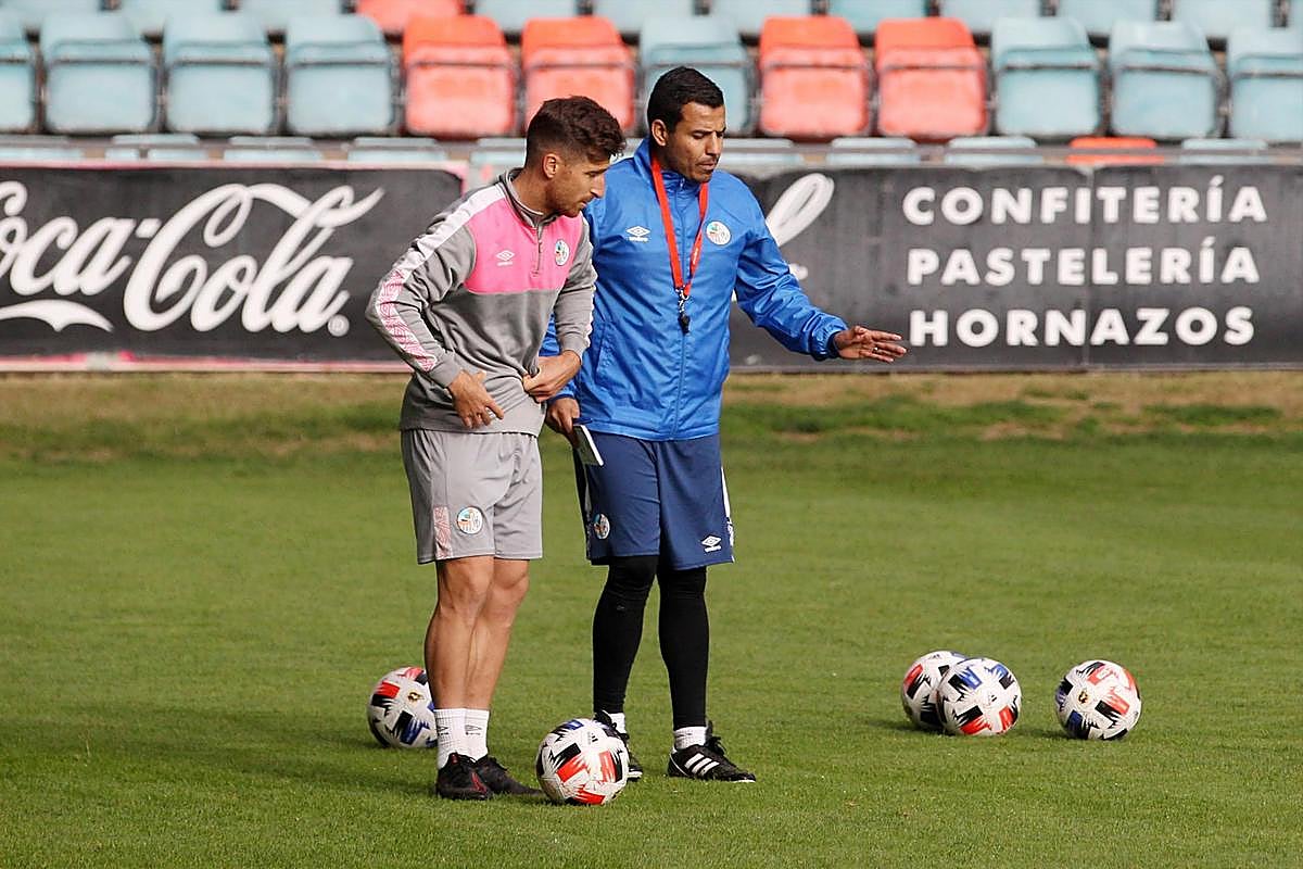 Rafa Dueñas charla con Fer Ruiz durante una sesión de entrenamiento del Salamanca UDS