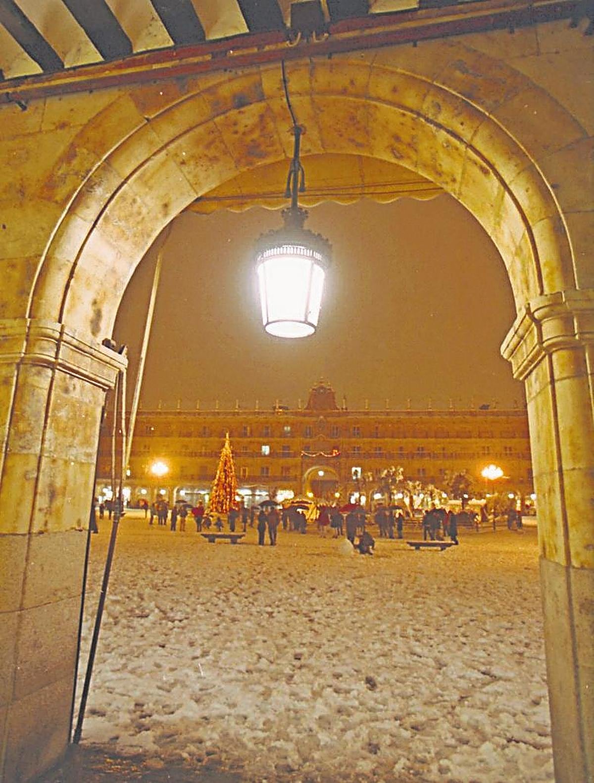 La Plaza Mayor, cubierta de blanco, no pudo acoger las campanadas en 1998.