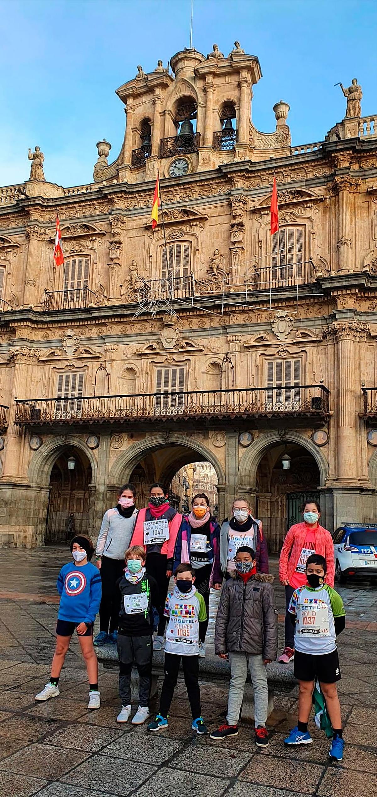 Los alumnos del San Estanislao de Kostka hicieron parada en la Plaza Mayor.