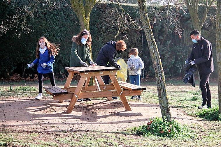 Los voluntarios en el inicio de la recogida de residuos en Cabrerizos.