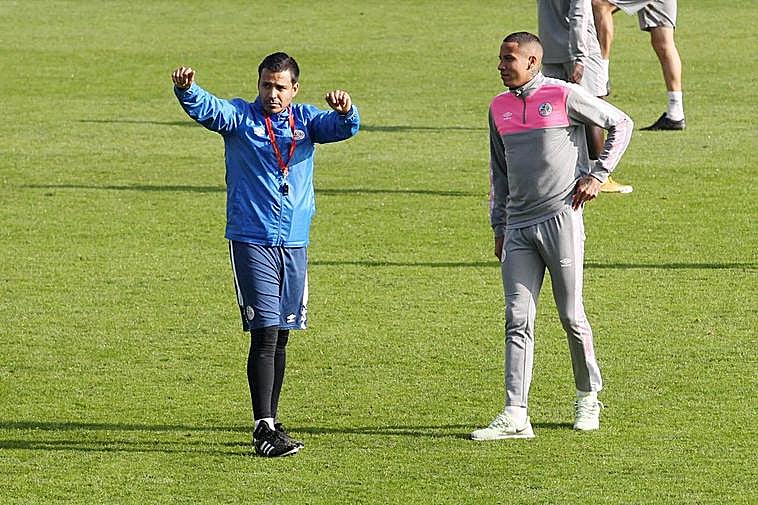 Rafa Dueñas, entrenador y director general del Salamanca, y el Puma Chávez