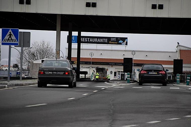 Dos turismos portugueses regresan a su país libremente en la frontera de Fuentes de Oñoro.