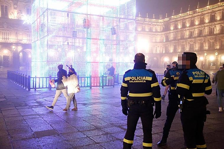 Agentes de la Policía Local, en la Plaza Mayor.